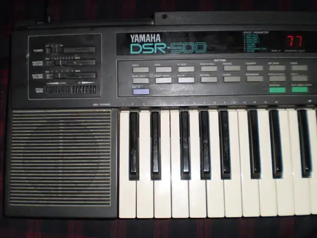 Electronic Yamaha Keyboard, with Bench, Stand  and Pedal in Pianos & Keyboards in City of Toronto - Image 3