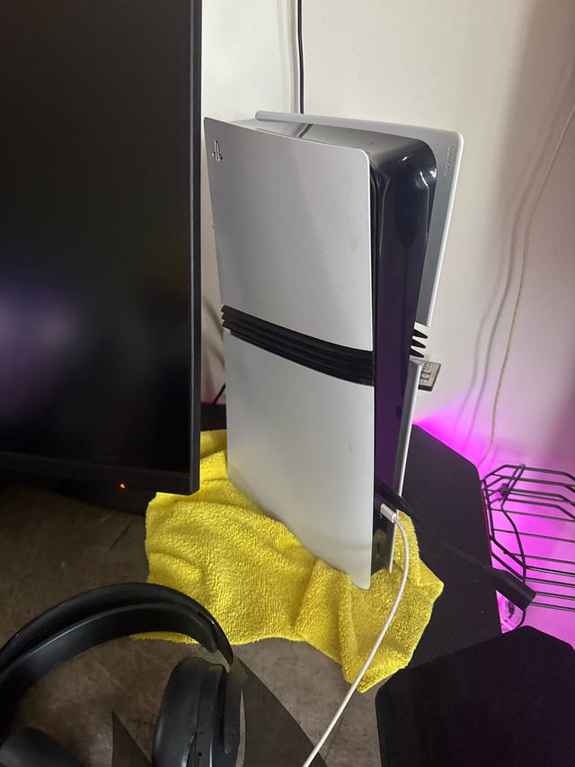 ps5 pro a vendre premier arriver peemier servie !!!! dans Sony Playstation 5  à Longueuil/Rive Sud