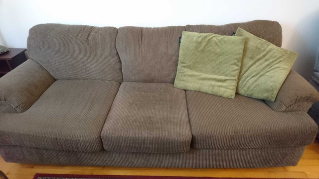 Free couch with pouf dans Objets gratuits  à Ville de Montréal