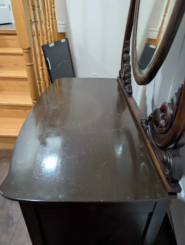 ANTIQUE/VINTAGE DRESSER WITH OVAL MIRROR in Dressers & Wardrobes in Oshawa / Durham Region - Image 4