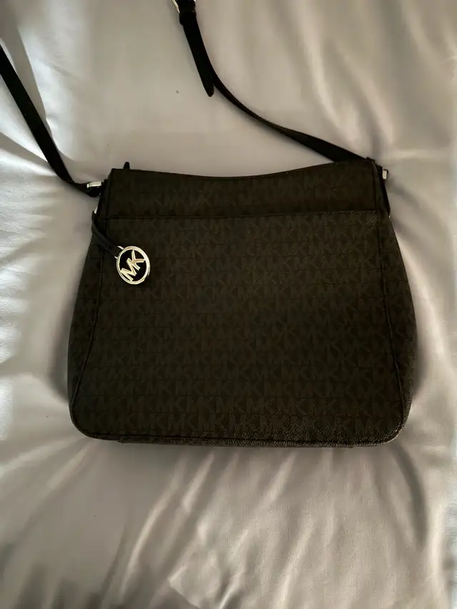 Black Michael Kors crossbody bag in Women's - Bags & Wallets in Mississauga / Peel Region - Image 4