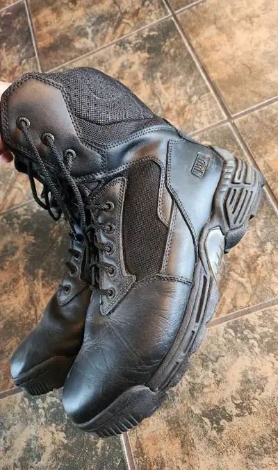 These Magnum Men's Stealth Force Composite Toe boots in size 11.5 offer durability and protection fo...