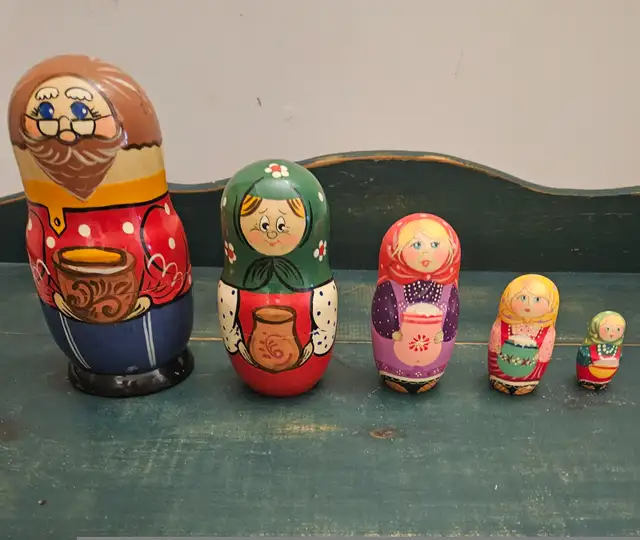 VTG WOODEN 5 - PIECE RUSSIAN MATRYOSHKA NESTING DOLL - 7.5" TALL in Home Décor & Accents in City of Toronto - Image 5