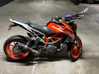 2017 ktm duke 390 ABS with only 9463km in excellent condition for sale. 2nd mature owner Bike is rea...