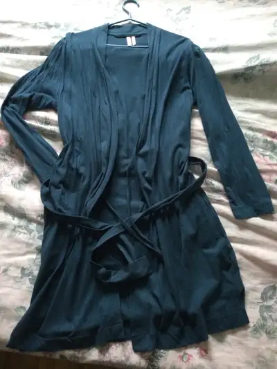 Peignoir mince couleur sarcelle en coton biologique de marque Miiyu par Simons. Taille Médium. Jamai...