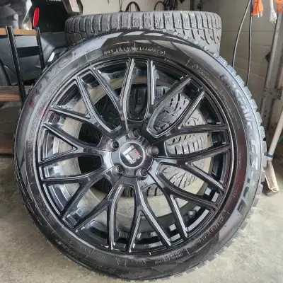 235/45 R 18 Excellent winter tires and rims. Fits Kia Seltos.