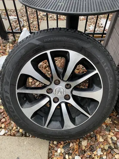 Pneus d’hiver glace et neige avec mags d’origine Acura bolt pattern 5x114.3 bore center 56.1 Pneus G...