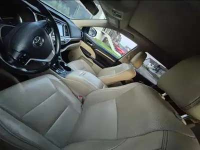 Je vends ma Toyota Highlander 2017 Limited, un VUS fiable et spacieux avec des spécifications impres...