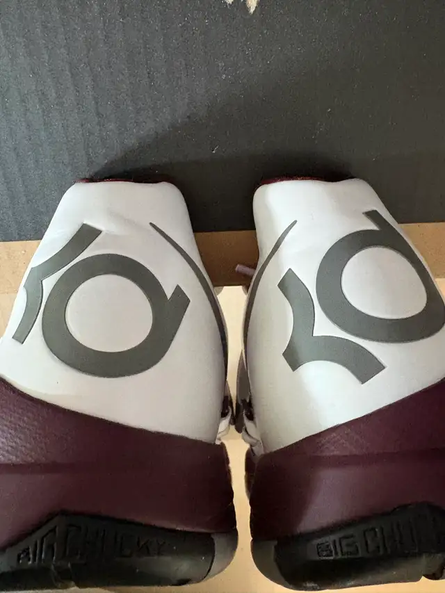 Very Rare Nike Zoom KD IVPromo Sneakers St.Benedict's Gray Bees in Men's Shoes in Oakville / Halton Region - Image 8