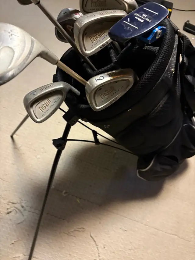 women’s right handed Wilson golf set and bag  in Golf in Guelph - Image 6