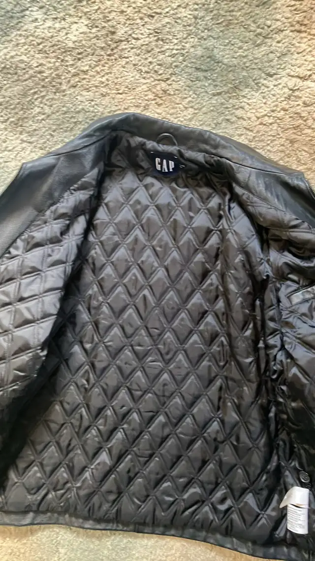 Gap men’s leather jacket size large in Men's in Lethbridge - Image 3