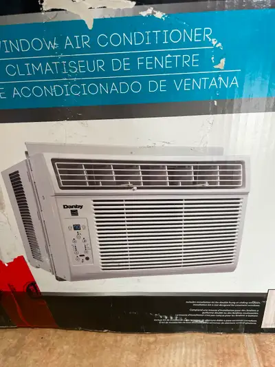 Air clim Danby, pour fenêtre télécommande, fonctionne très bien Dimensions Minuterie 24h 19po x 14.5...