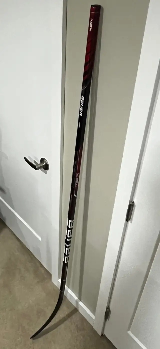 Bauer NSX GRIPTAC Hockey Stick  SR 87 Flex. Exc Condition in Hockey in Winnipeg - Image 2