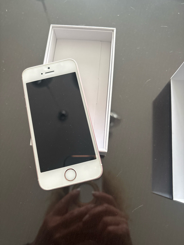 iPhone SE  16 gb  parfait état rose  dans Téléphones cellulaires  à Ville de Montréal - Image 3