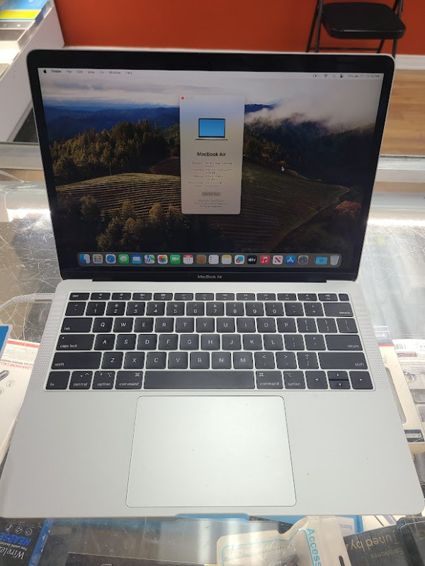 Apple MacBook Air (Retina, 13-inch, 2018) in Very Good Condition dans Portables  à Ville de Toronto - Image 2