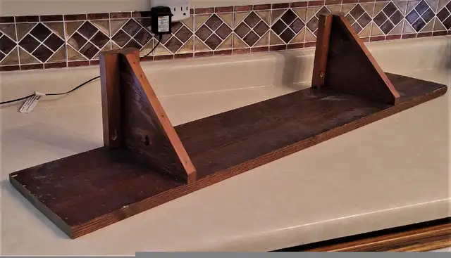 Wooden shelf with brackets in Home Décor & Accents in Kitchener / Waterloo - Image 5