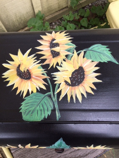 Up-cycled vintage tin bread box - hand painted Sunflowers! in Arts & Collectibles in Muskoka - Image 2
