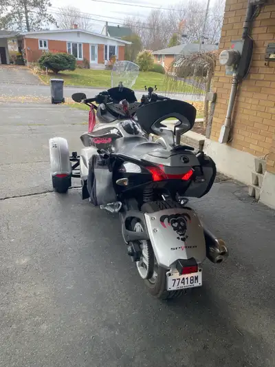 Spyder 2009 moteur 990 cc 5 vitesses pneus neuf arrière pneus avant comme neuf 90 milles km toujours...