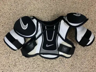 - Épaulettes Easton Synergy X-Treme Junior Medium, Large et X-Large, Nike junior large; 25$ /ch, - c...