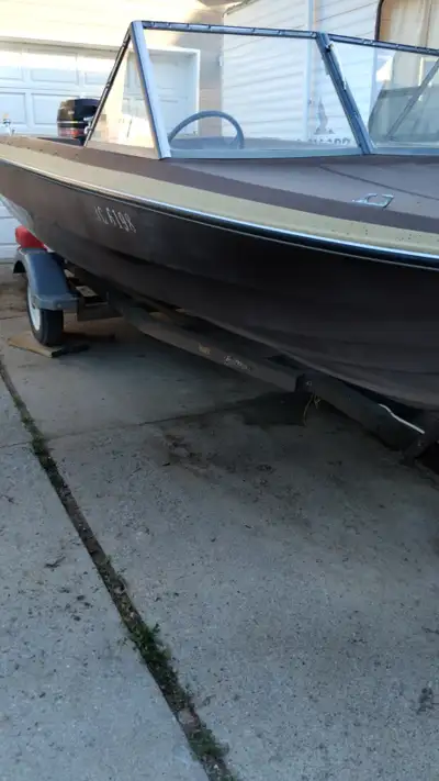 1973 Delray boat with 80 HP merc 4 cylinder , 2 stroke engine, Can pull 1 skier, A few skis and tow...