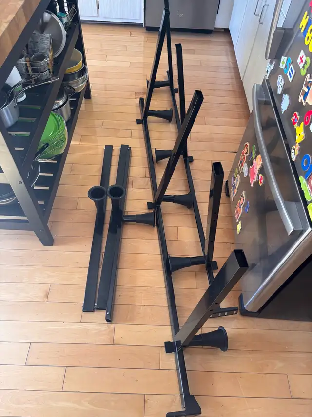 Base de lit métal solid one size fit all. Queen ou all king. in Beds & Mattresses in City of Montréal - Image 5