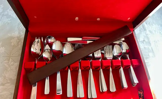 Stainless Cutlery set with Wood Chest63234526146689123