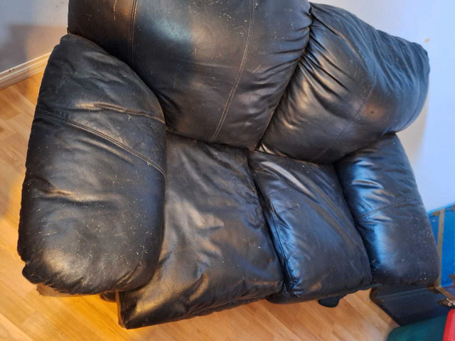 Leather Loveseat in Couches & Futons in Strathcona County - Image 2