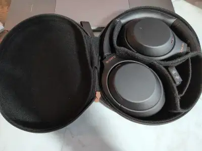 Selling good condition Sony xm4 with carrying case
