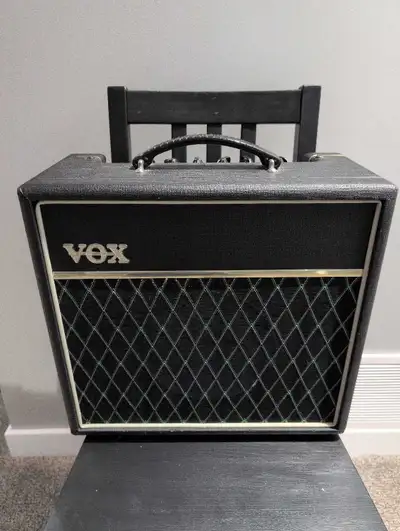 Vox Pathfinder V9158 guitar amp, View more