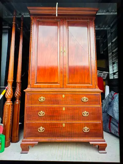 Complete bedroom set, 6 pieces, in very good condition 1 queen bed, 2 night stand, 1 dresser 1 mirro...