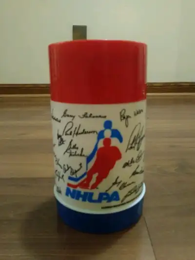 Vintage NHLPA Aladdin Thermos (1974). Great condition!! Comes complete with insulator and lid. Stand...