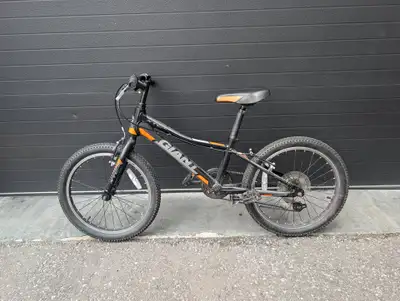 Giant XTC Jr. 20 inch Kid's Bike, in good overall condition, some minor scuffs and scratch