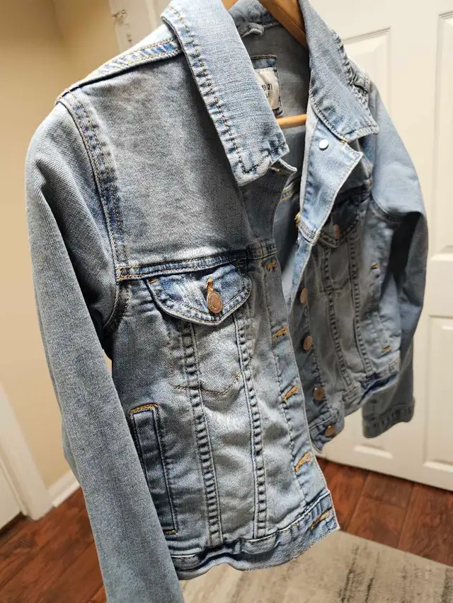 Forever 21 Denim Jacket - Size S in Women's - Tops & Outerwear in Mississauga / Peel Region - Image 5