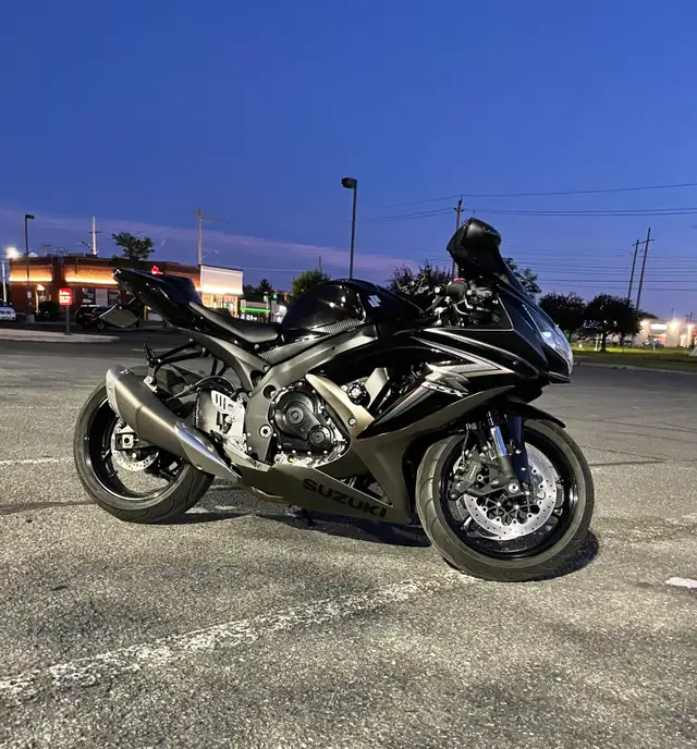 2010 Suzuki GSXR  750 in Sport Bikes in Ottawa - Image 4
