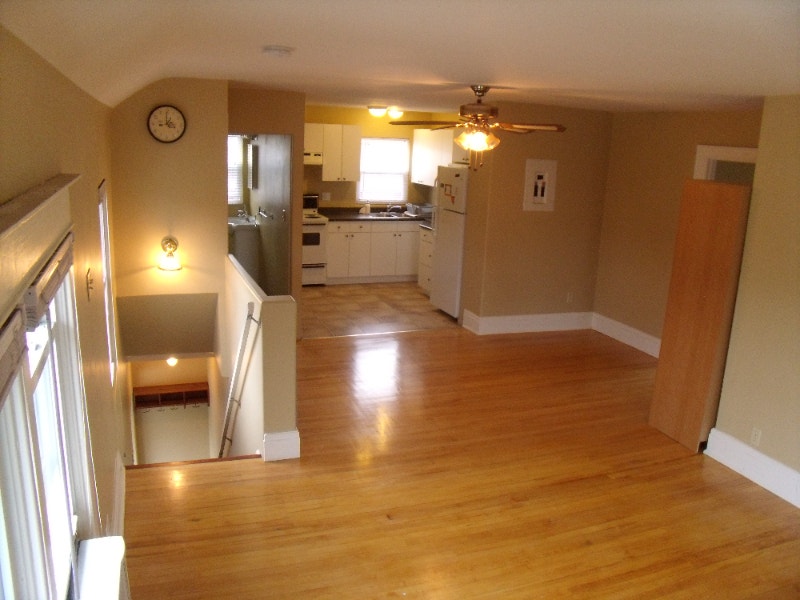 EURO STYLE 3 BEDROOM THOROLD ON 5 MIN DIRECT BUS ROUTE TO BROCK Long