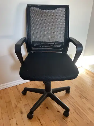 Bonjour! Je vends cette chaise de bureau noire avec dossier en maille respirante pour un bon confort...