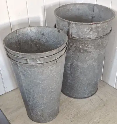 Antiquité. Collection. Lot de 100 chaudières en fer galvanisé, pour cueillir l'eau d'érable. En parf...