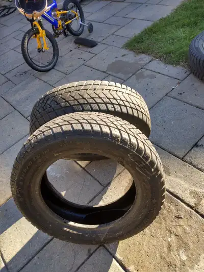 Pneu hiver : 165/65 R14, utilisé à peine un hiver. Auto vendu en fin d été donc, nous avons plus bes...