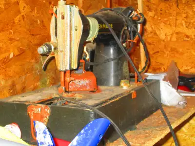 vielle machine a coudre kenmore imppossible dire ci fonctionnel==voir la photo=prix 25$=demeure lava...