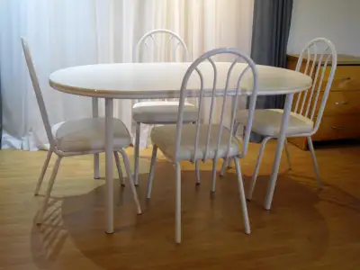 Table et 4 chaises., View more