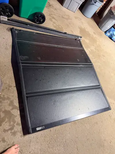 Rev industries hard flip up tonneau. Off 2024 short bed Sierra. Flips up to glass. Located in Goderi...