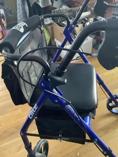 Ce déambulateur Hugo Elite bleu est doté d'un siège et d'un dossier rembourrés pour plus de confort,...