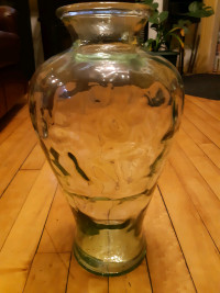 Vase a fleurs en verre.  Importé / $65.00