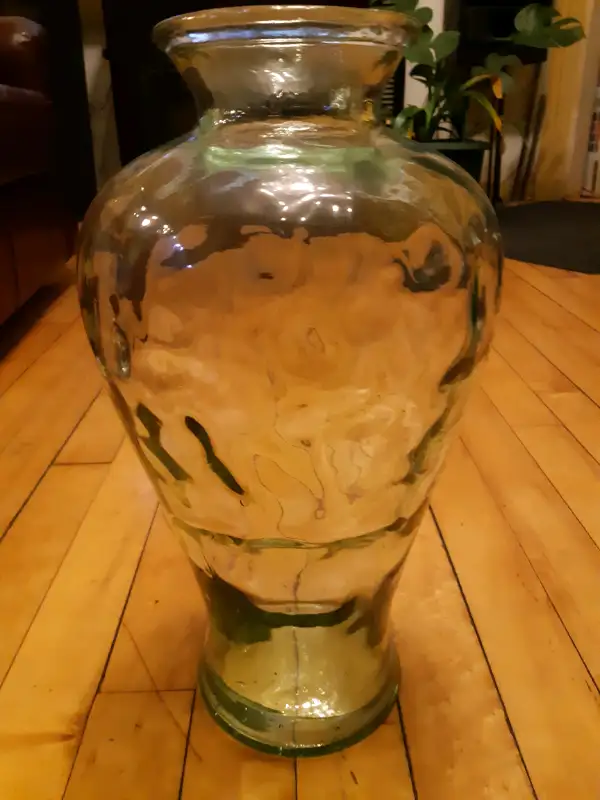 Vase a fleurs en verre.  Importé / $95.00 in Arts & Collectibles in City of Montréal - Image 2