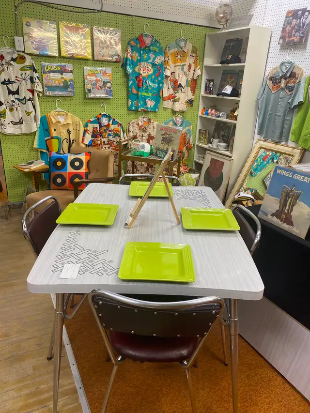 1950’s Vintage MCM Dining Set in Dining Tables & Sets in Hamilton - Image 3