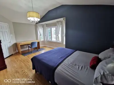 private bedrooms in a detached house on the second floor. 9-minute walk to Yonge/Sheppard Subway Sta...