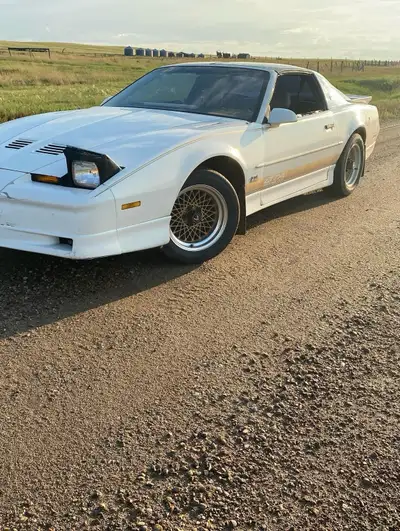 Selling my 1987 pontiac trans am 5.7L V8, 350 Small Block. The cylinder head is cracked so bring tra...