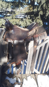 Cloverbar saddle