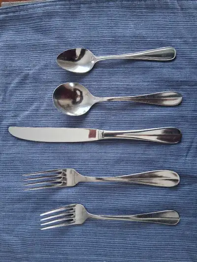 Brand: Oneida 18/10 Baguette I have 22 place settings of heavy restaurant grade cutlery. The knives,...