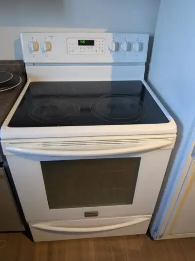 Cuisinière Frigidaire vitrocéramique blanche, View more